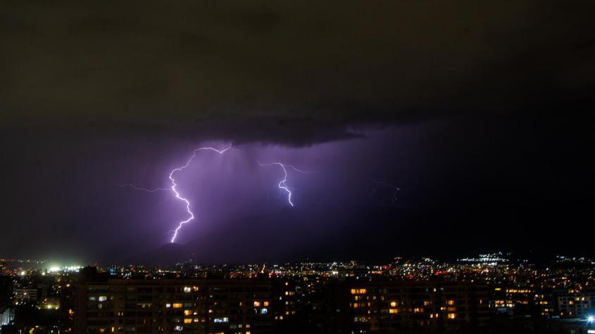 Incluye la RM: emiten aviso meteorológico por tormentas eléctricas a partir de HOY para seis regiones del país