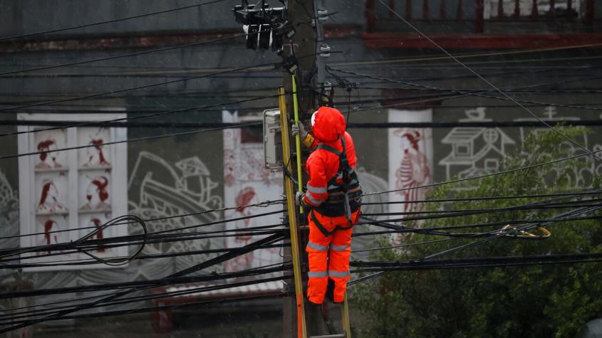 Anuncian corte de luz en 7 comunas de la región Metropolitana para este viernes 30